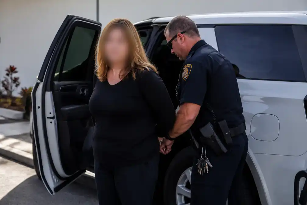 Fotografe uit Florida gearresteerd omdat ze vier kinderen vijf dagen alleen thuis liet