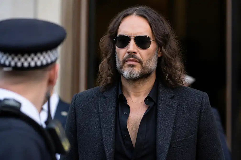 Russell Brand ontkent onvrijwillige seks in politieverklaringen bij rechtszaak