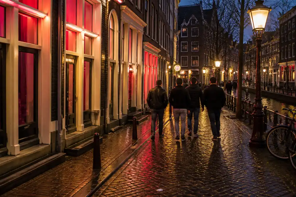 Vier Roemeense mannen betwisten beschuldigingen van uitbuiting op de Wallen