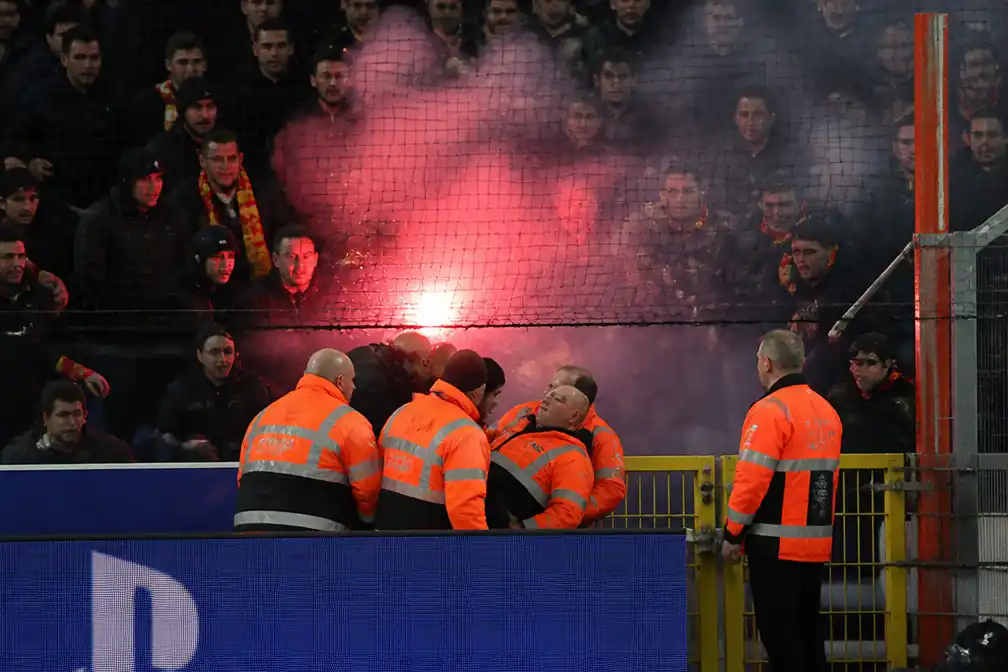 UEFA sluit Lens-fans uit van resterende uitwedstrijden in Champions League na vuurpijlen