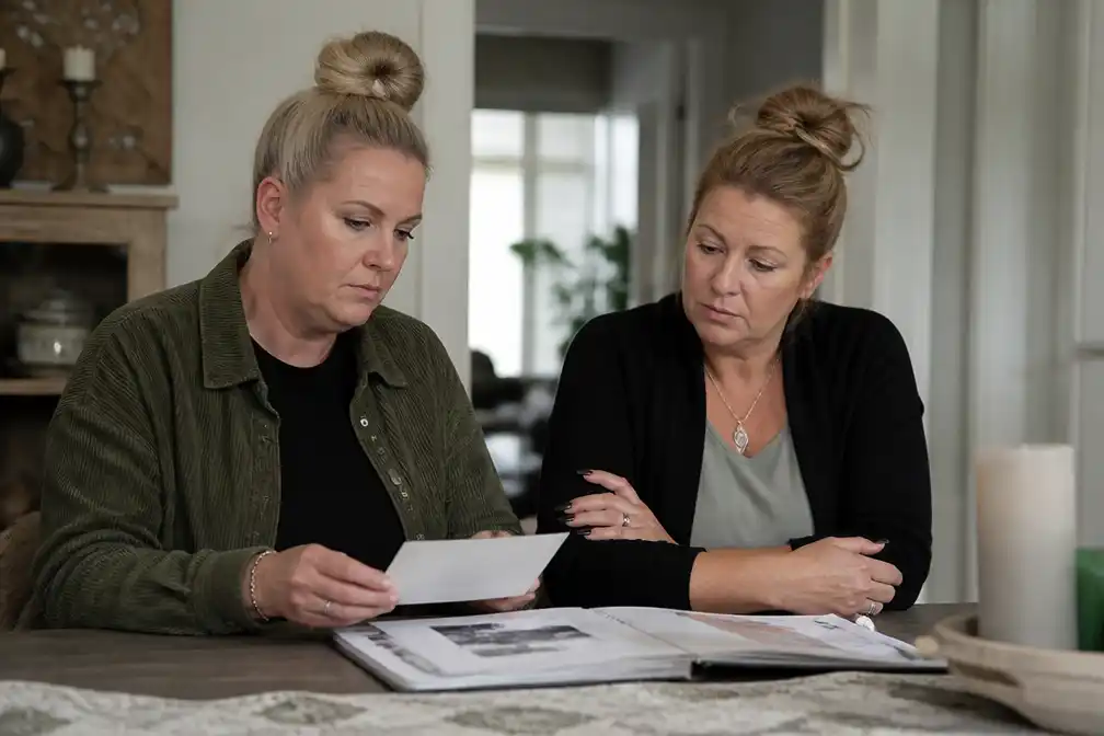 Zussen zeggen dat een van hen niet welkom was op begrafenis vader om erfenisconflict