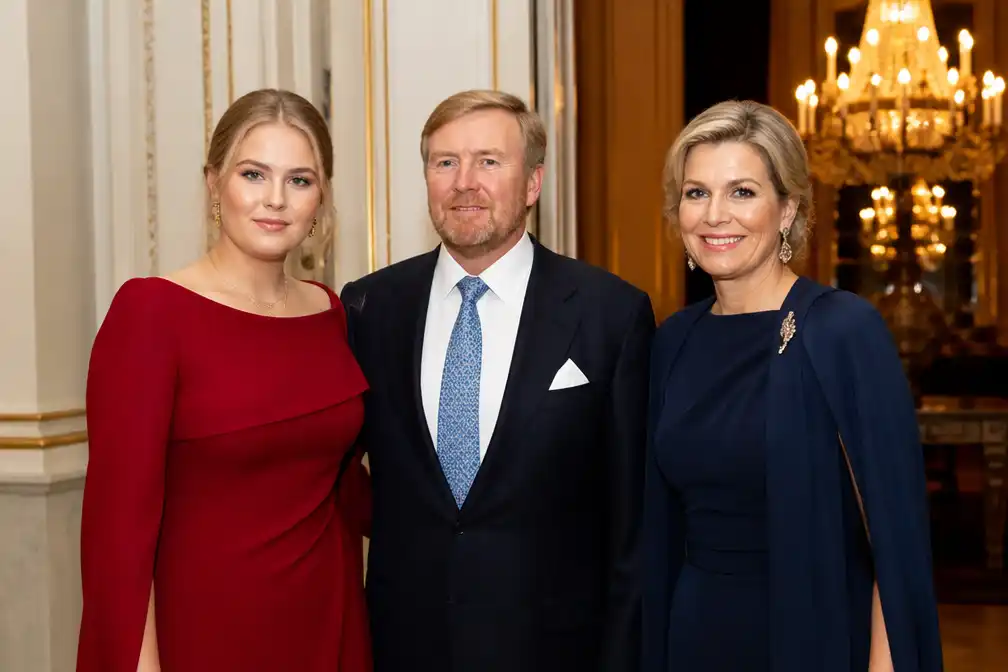 Amalia schuift aan bij Willem-Alexander en Máxima voor diner met Raad van State