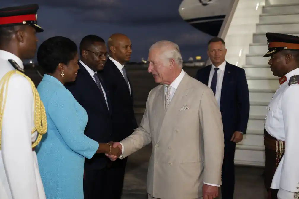 Koning Charles aangekomen op de Bahama's voor negendaagse Caribische reis