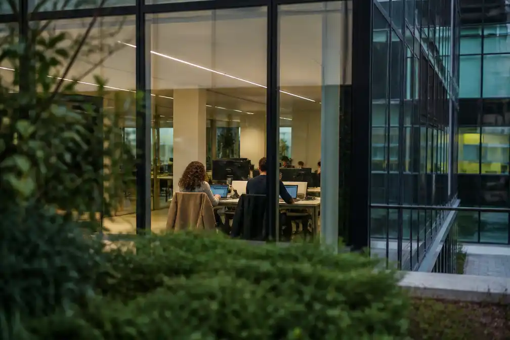 Booking.com mag werknemers verplichten minstens 40 procent van de werktijd op kantoor te zijn
