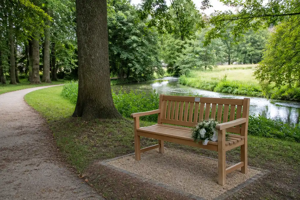 Gedenkbank voor overleden parkwachter Niek Van Durme in kasteeldomein van Poeke