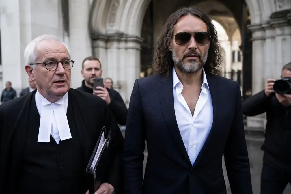 Russell Brand ontkent alle zeven aanklachten in zedenproces in Londen
