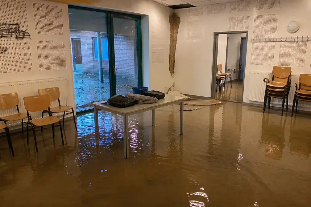Oefenlokaal dameskoor De Meisekes in Meise blank door verstopte dakgoot, dak dreigde in te storten