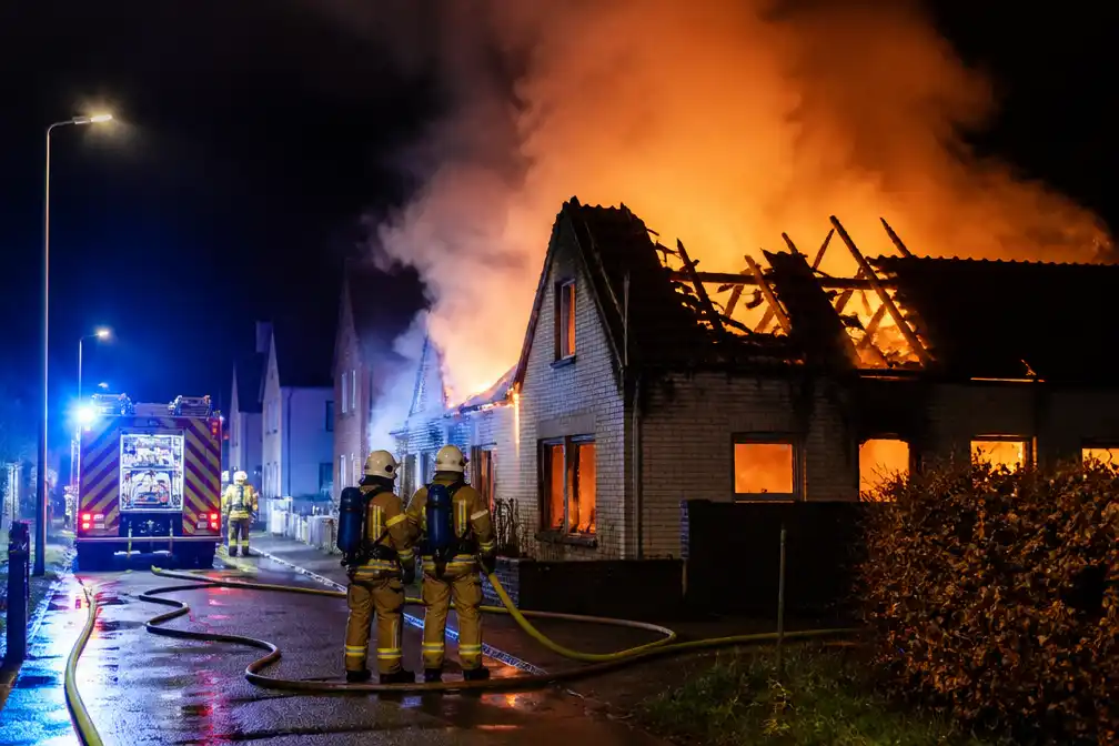 Uitslaande brand verwoest woning in Zandhoven, bewoner ongedeerd