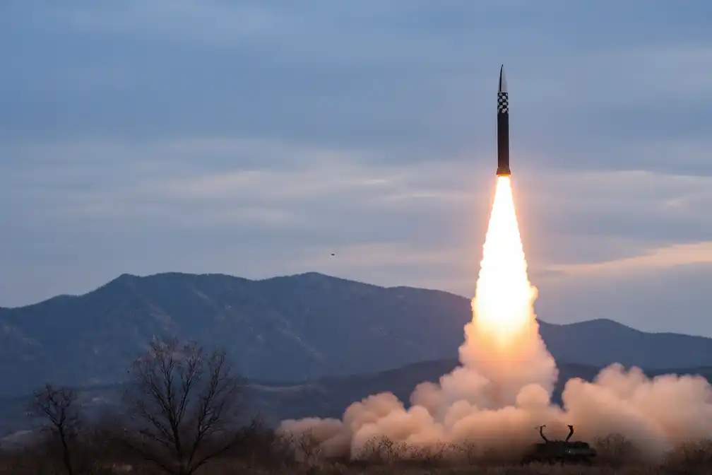 Noord-Korea vuurt circa tien korteafstandsraketten af richting Japanse Zee