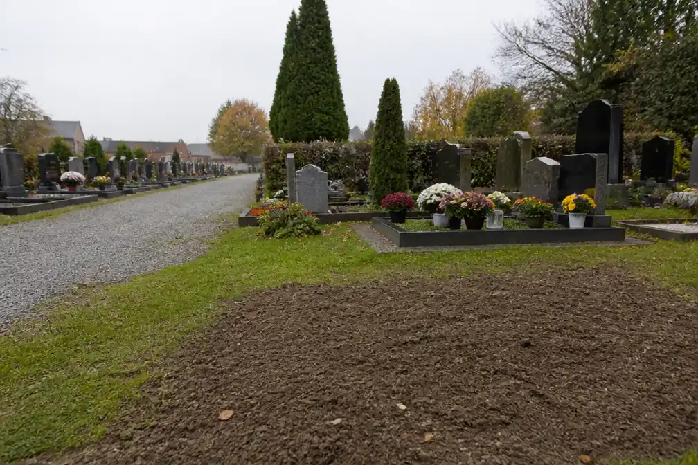 Aalst vraagt kerkhofbezoekers in Moorsel losse grond te mijden na PFAS-vondst