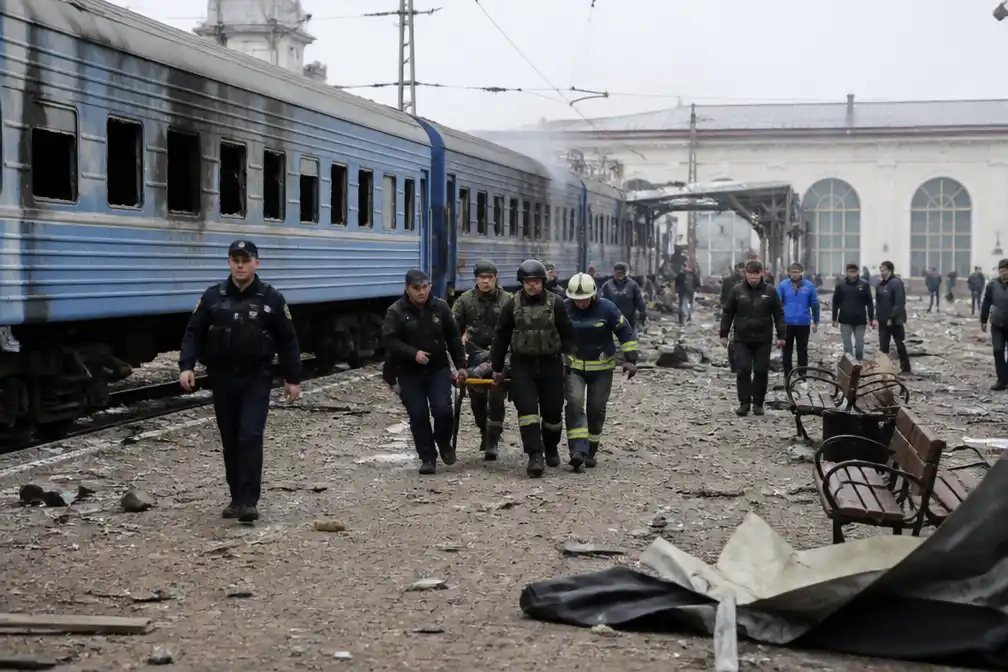 Zeker 13 doden bij Russische droneaanval op treinstation in Dnipro