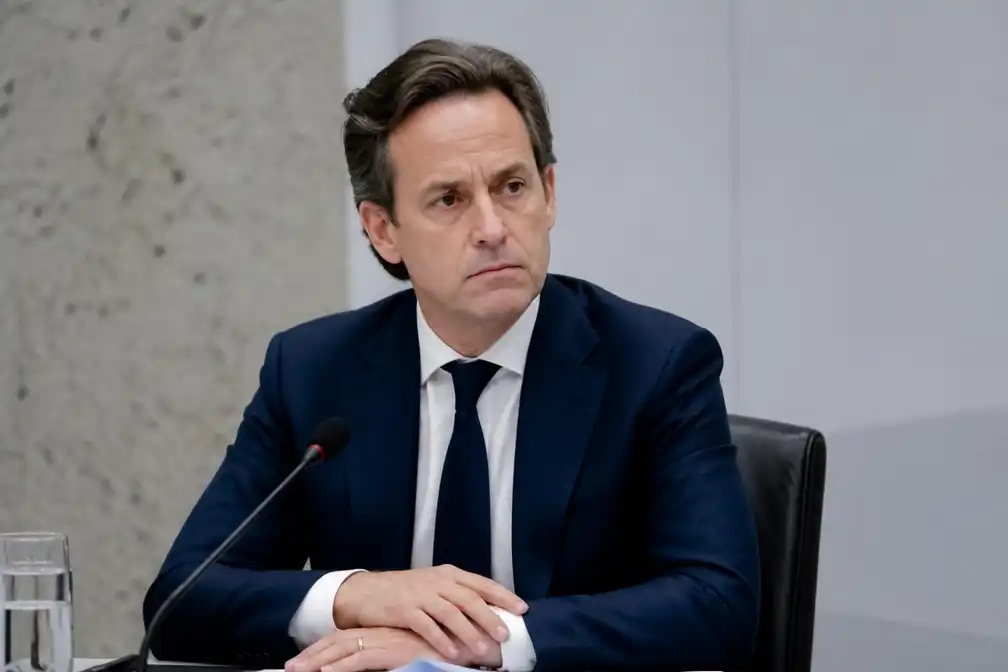 Minister Van Weel erkent onbehandelde aangiften en geeft Rekenkamer gelijk