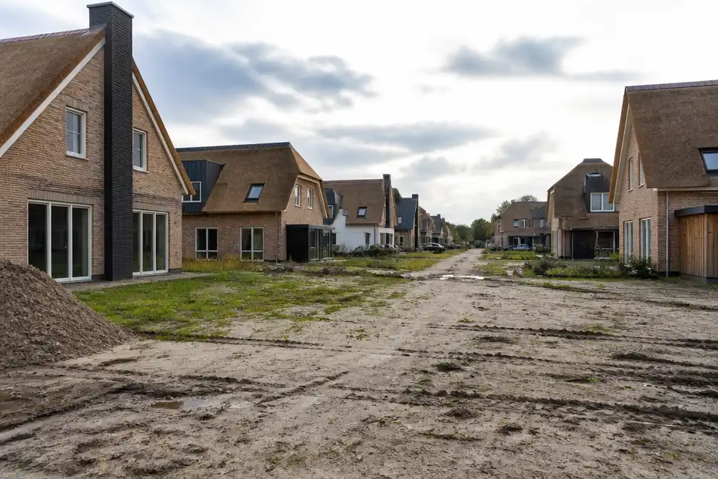 Bijna voltooide woonwijk zonder toegangsweg na faillissement projectontwikkelaar