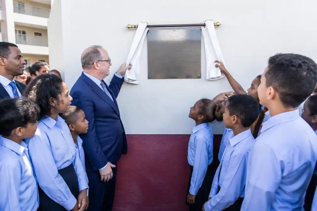 Prins Albert van Monaco opent Prins Albert II-college in Madagaskar