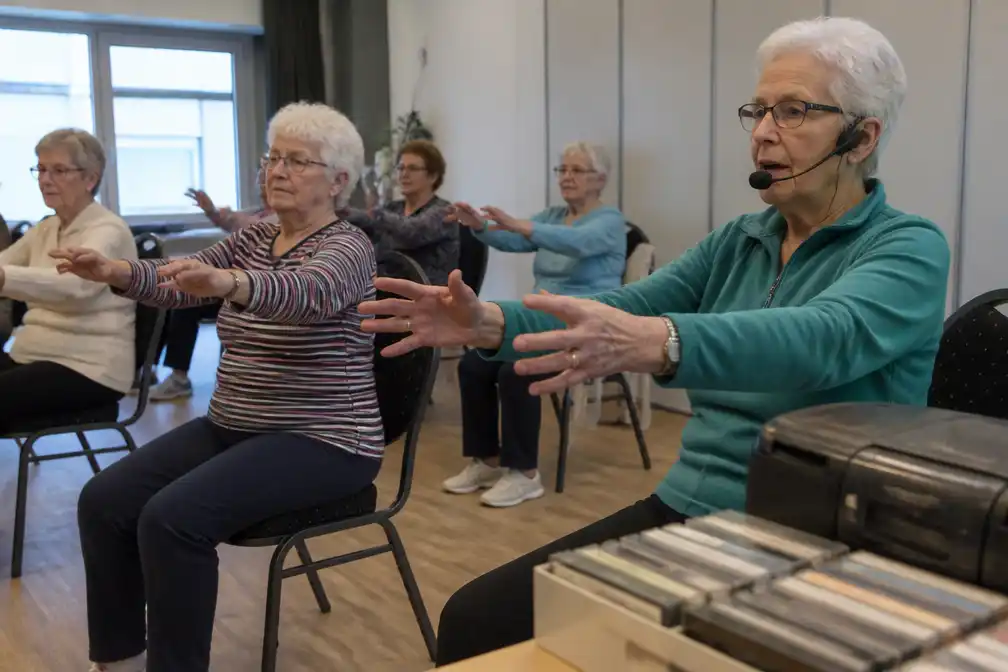 Rina Teuben (85) laat ouderen al 35 jaar bewegen op muziek uit cassettebandjes