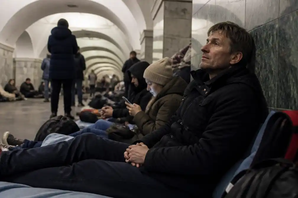 Game of Thrones-acteur Nikolaj Coster-Waldau schuilt in metro van Kiev door Russische luchtdreiging