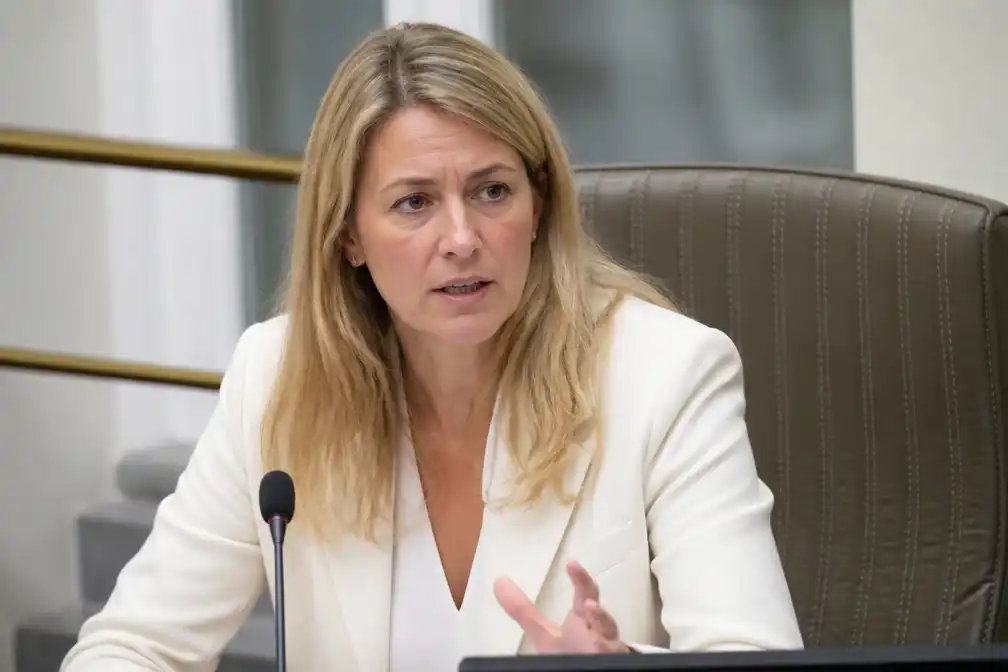 Minister Verlinden verdedigt dienstreis naar Abu Dhabi met businessclassvlucht van 11.500 euro