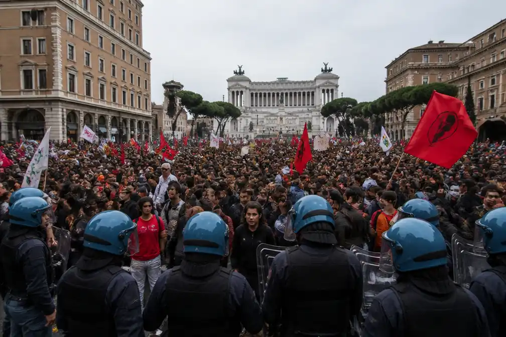 Duizenden Italianen staken en protesteren tegen kabinet-Meloni