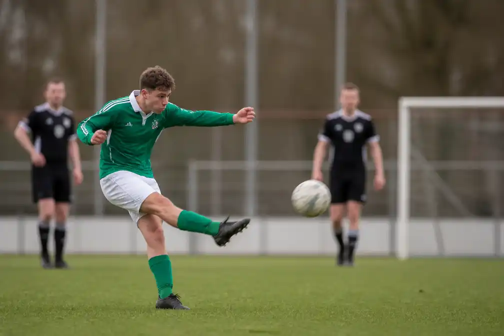 Amateurvoetballer Sam Linnemans uit Diessen scoort vanaf zo'n 75 meter