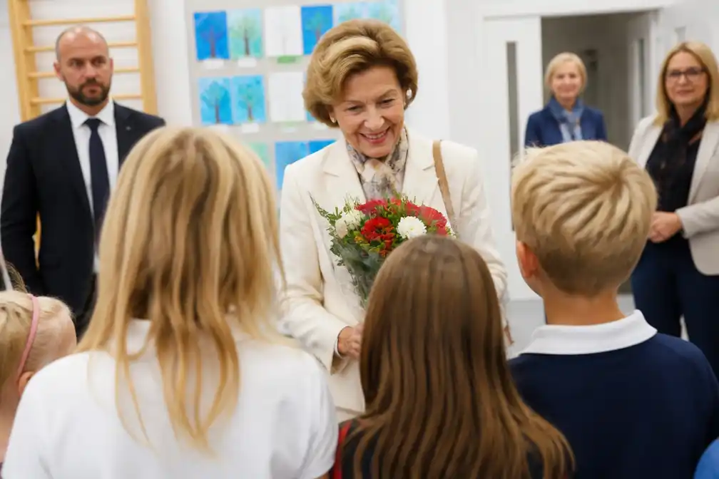 Koningin Sonja bezoekt Noorse school in Benalmádena en is onder de indruk