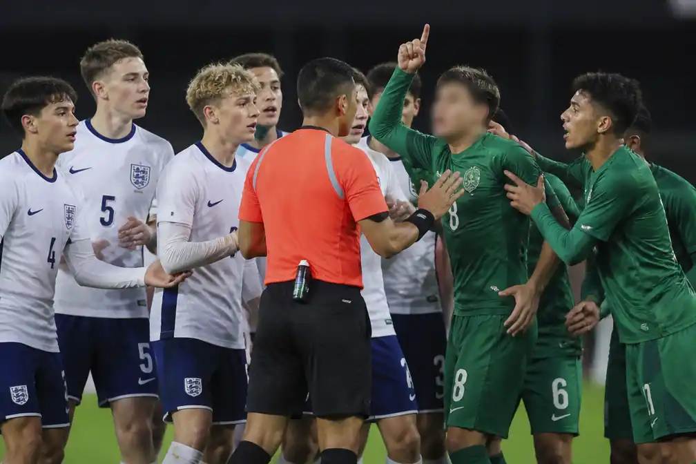 Engeland U15 verslaat Bolivia met 3-2 na omstreden strafschop en confrontatie met arbiter