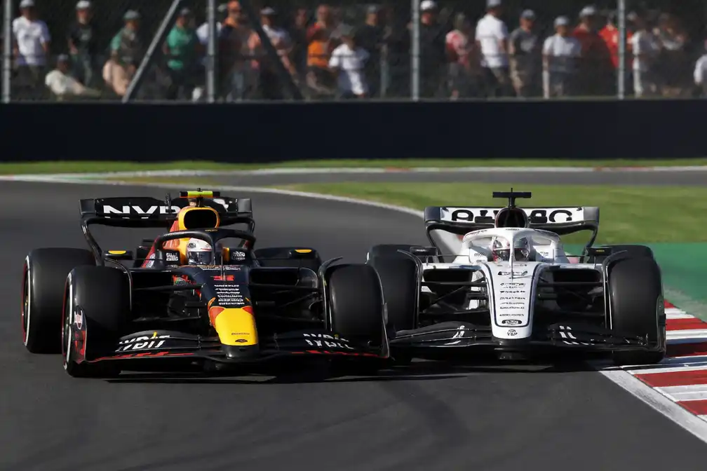Verstappen en Lawson krijgen allebei gridstraf na aanvaring in Mexico