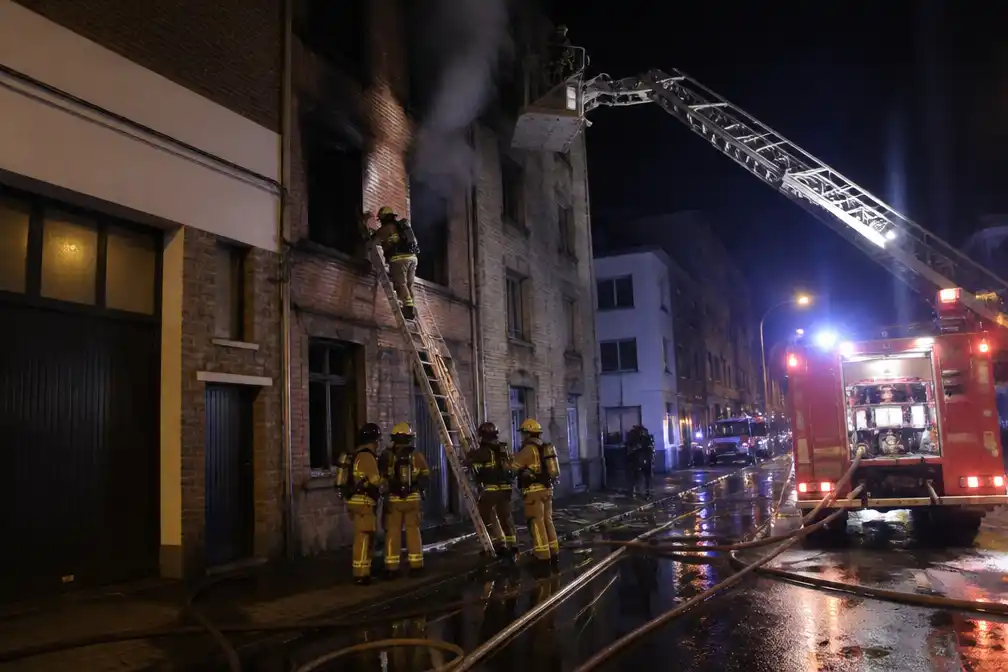 Brand in gebouw aan Mariemontkaai in Molenbeek: één persoon ernstig rookvergiftigd