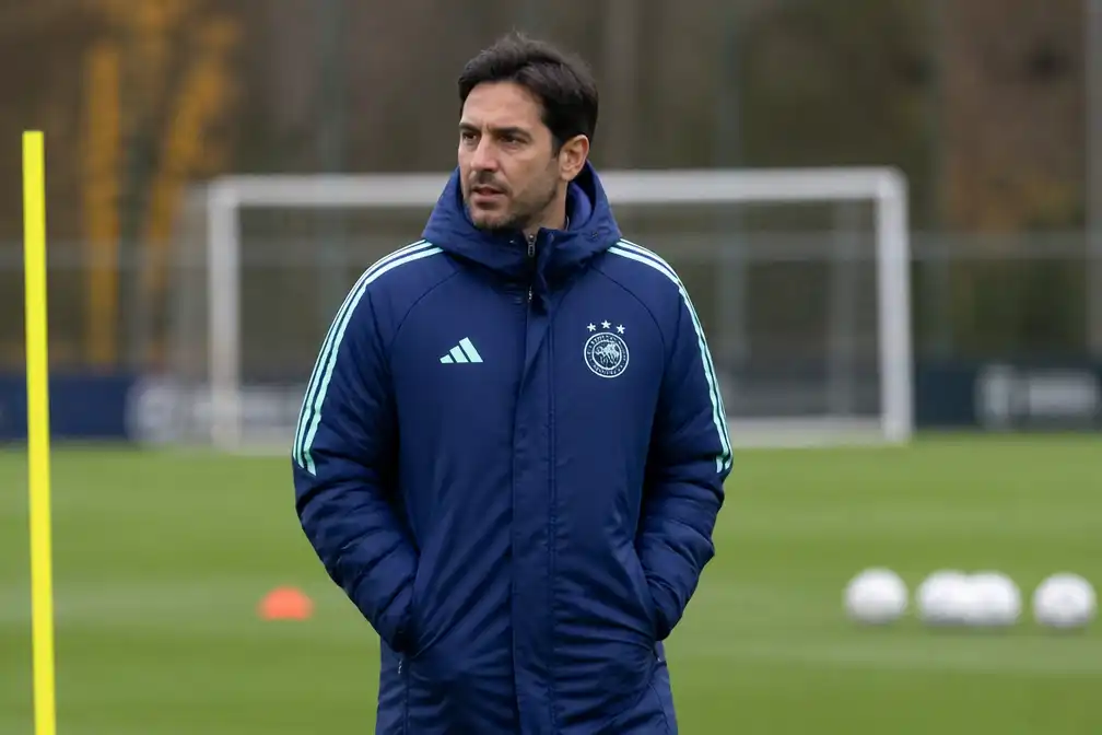 Ajax-trainer Michel Sanchez kiest uit vijf centrale verdedigers voor kraker tegen AZ