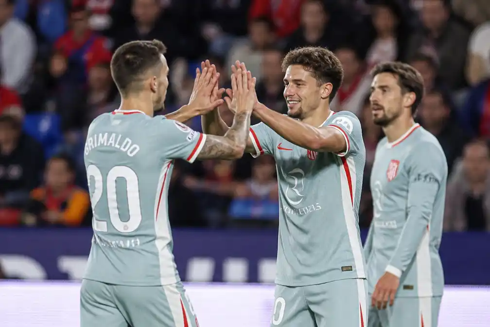 Atlético Madrid pakt koppositie in Spanje met zege bij Levante