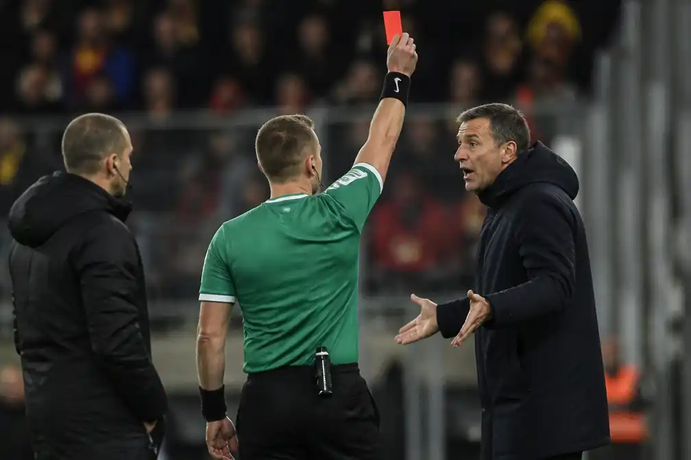 KV Mechelen leidt tegen Racing Genk, trainer Vanderbiest met rood weggestuurd