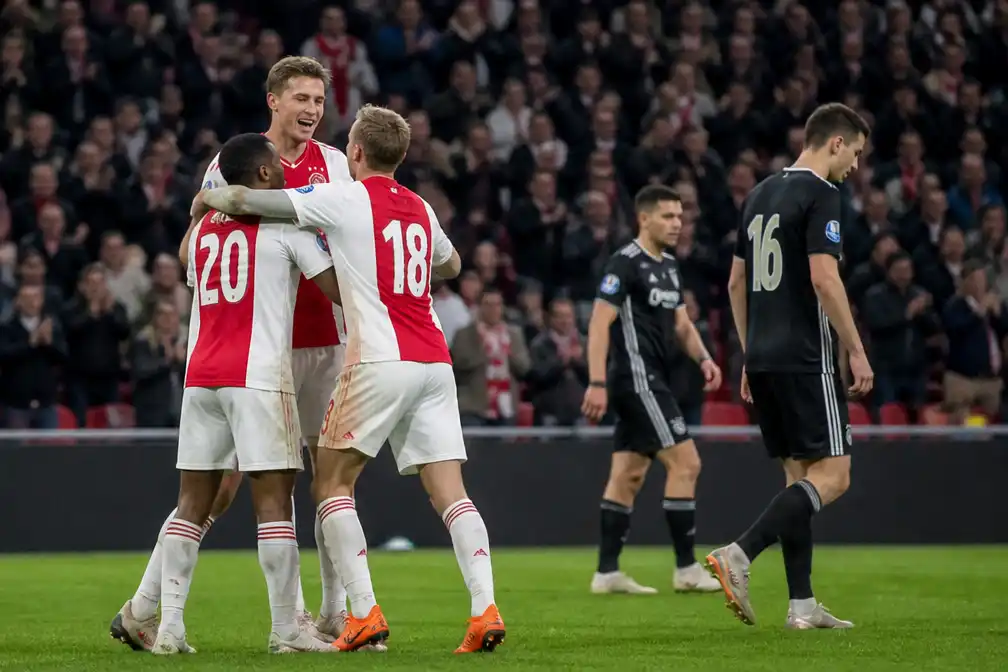 Ajax verslaat AZ met 1-0 en wint voor het eerst in ruim vier jaar