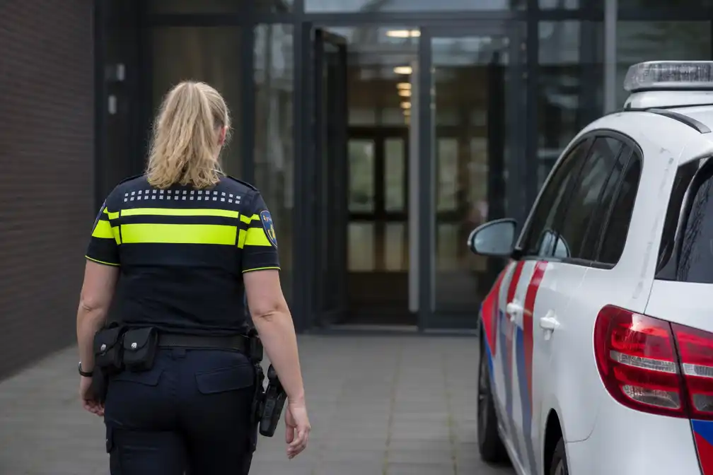 Politievrouw (58) beschuldigd van stalking collega, naam 3800 keer gegoogeld
