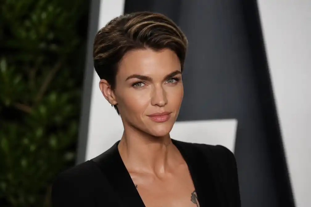 Ruby Rose breekt meerdere ribben bij val tijdens zwembad schoonmaken