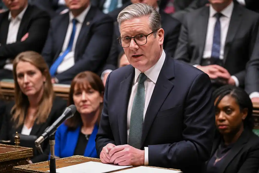 Britse premier Starmer biedt excuses aan voor gedwongen adopties