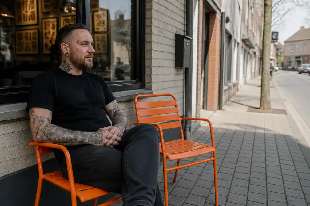 Tattooartiest Tijs Vanneste protesteert tegen 'stoelentaks' in Mol, filmpje gaat viraal