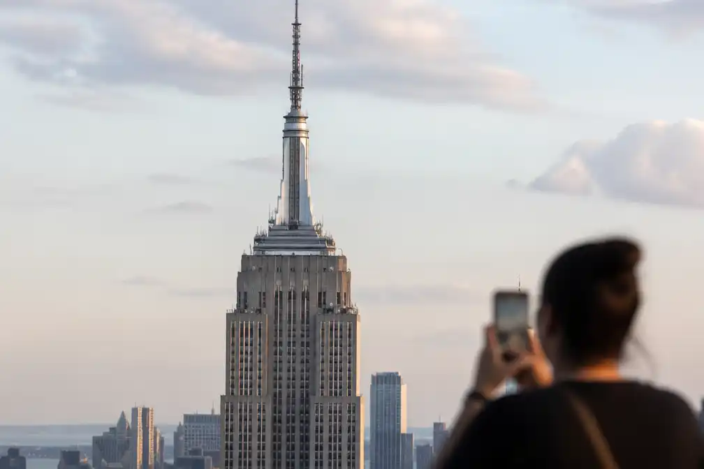 Stel dat Empire State Building-spits beklom riskeert meerdere aanklachten
