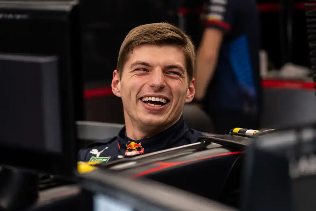 Verstappen lacht om onnatuurlijke simulatorronde Silverstone; Alonso voorspelt 'pijnlijk' weekend