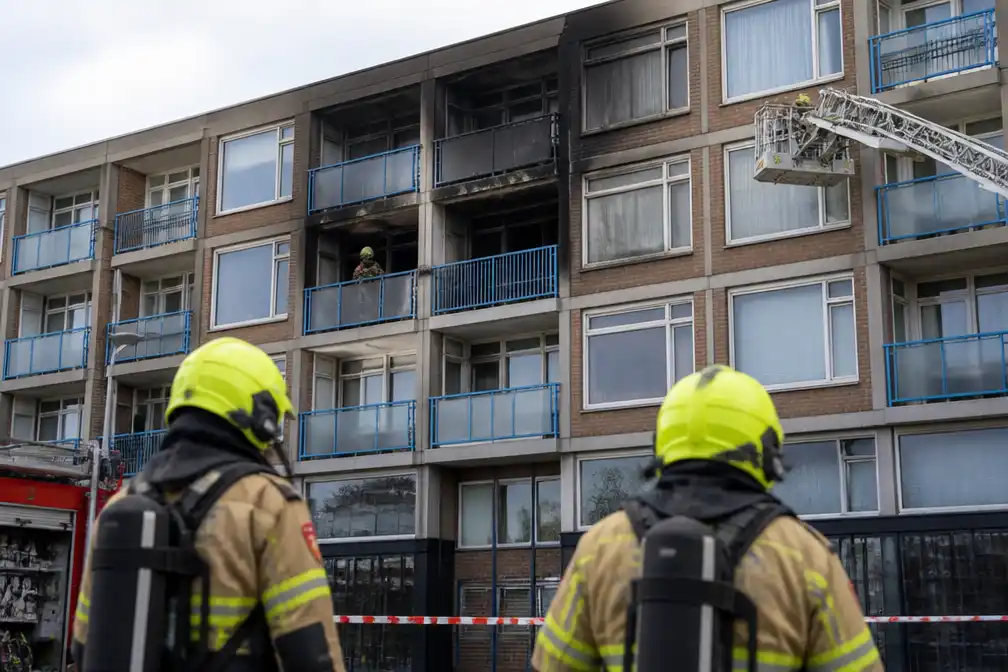 Vrouw (61) omgekomen bij grote brand in flat Sneek