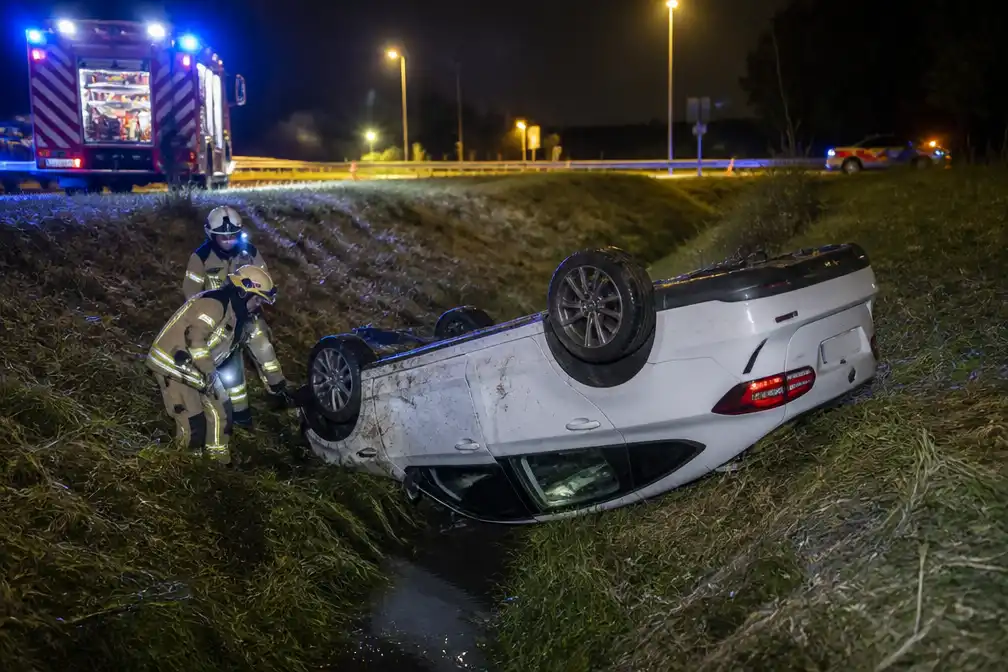 BMW slaat over de kop op afrit UZA in Edegem; bestuurder in levensgevaar