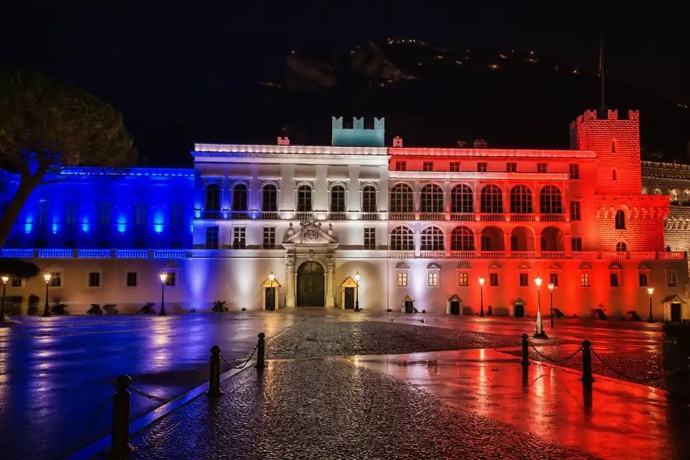 Paleis Monaco verlicht in kleuren VS voor 250e Onafhankelijkheidsdag