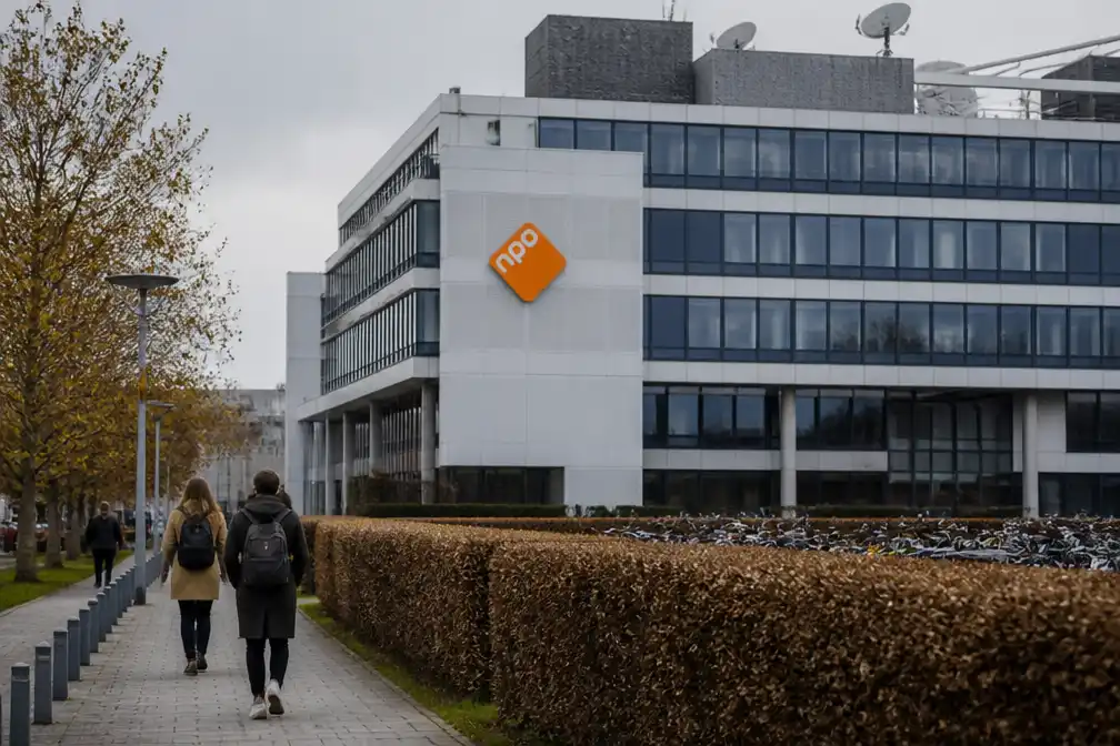 NPO schrapt twee directeuren en ondersteunend personeel door bezuinigingen
