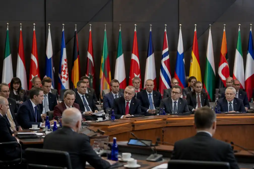 NAVO-top in Ankara begint met onvrede Trump en Turkije als mogelijke spil