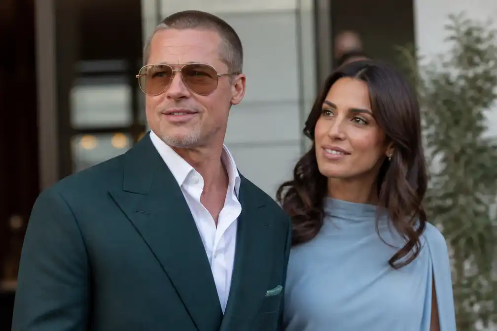 Brad Pitt en Ines de Ramon maken relatie Instagram-officieel met foto's van bruiloft Taylor Swift