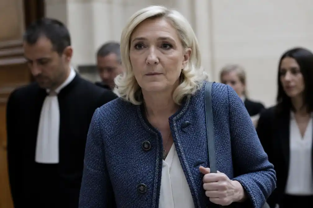 Franse rechtbank handhaaft veroordeling Le Pen wegens verduistering, beveelt enkelband