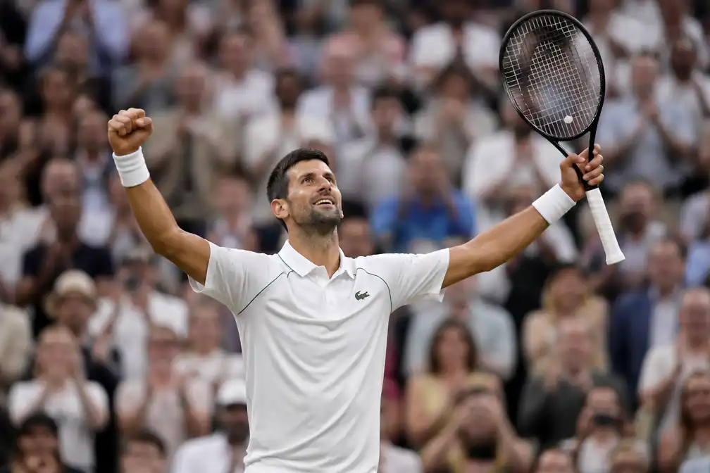 Djokovic verslaat Auger-Aliassime in vijfsetter op Wimbledon en bereikt halve finale