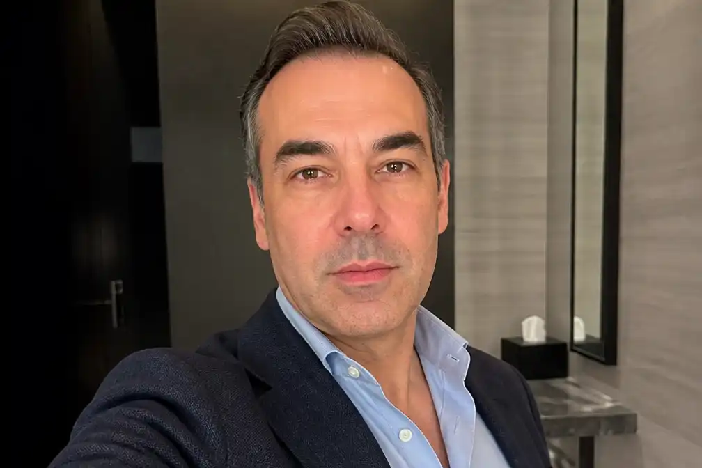 Rick Hoffman verrast fans met selfie waarin hij op tegenpool lijkt