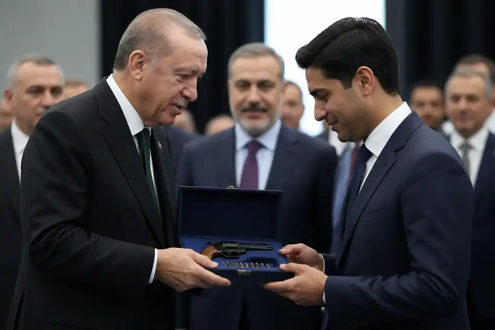 Erdogan geeft wereldleiders revolvers als geschenk tijdens NAVO-top