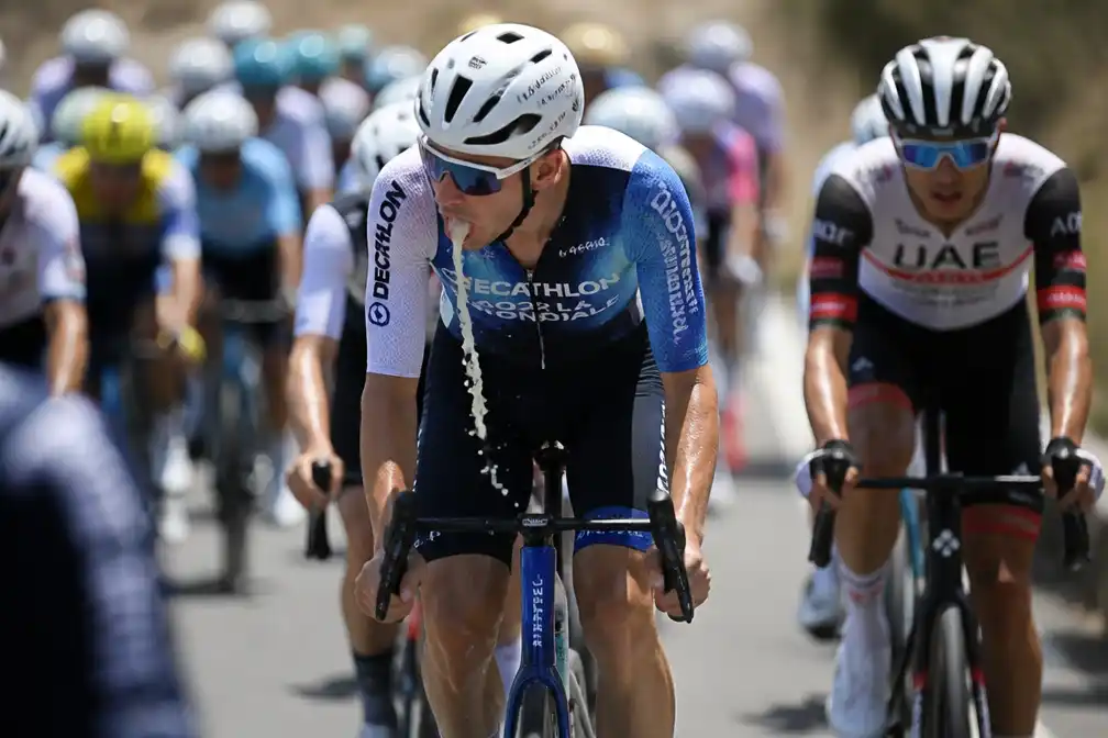 Daan Hoole kotst op de fiets tijdens zware Tour-etappe naar Tourmalet