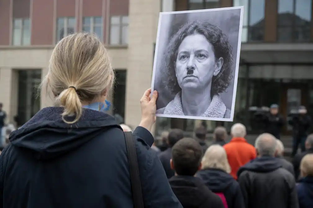 Vrouw vrijgesproken voor afbeelden minister Faber met hitlersnor