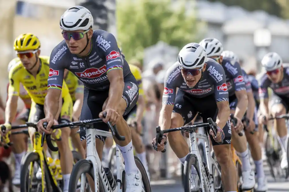Van der Poel stil in Tour na week, zegt geduld nodig te hebben